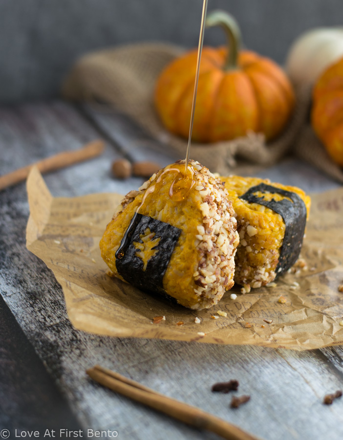 Pumpkin Spice Onigiri - Learn how to make pumpkin spice rice, which is combined with easy honey almonds for an unforgettable autumn rice ball experience. A must try for all pumpkin spice lovers! | loveatfirstbento.com [bento box, bento, fall]