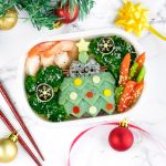 Christmas Tree Pusheen Bento Box - Based off the Holiday Pusheen Surprise Blind Box design, this festive Pusheen the Cat bento is made from naturally dyed rice & egg. Plus, learn how to make colored egg crepes like a pro with 4 super easy tips & tricks. | loveatfirstbento.com {kyaraben, character bento}