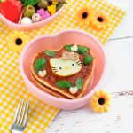 Hello Kitty Pizza Bento - Turn your bento box into a Hello Kitty pizza party! No Hello Kitty fan will be able to resist these 3 fun & easy Hello Kitty pizza designs. Guaranteed lunchtime fun! Get the recipe at: loveatfirstbento.com {kyaraben, character bento}