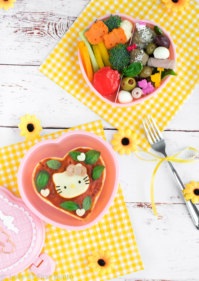 Hello Kitty Pizza Bento - Turn your bento box into a Hello Kitty pizza party! No Hello Kitty fan will be able to resist these 3 fun & easy Hello Kitty pizza designs. Guaranteed lunchtime fun! Get the recipe at: loveatfirstbento.com {kyaraben, character bento}